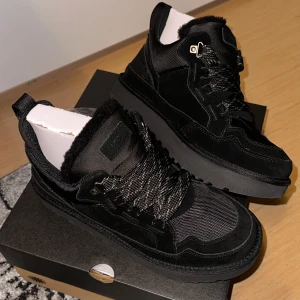 Ugg Lowmel Herr - Helt nya oanvända, för stora på mig. Resellar hellre för mer pengar än att returnera. Slutsålda på Uggs hemsida. Kvitto finns! 2500 är mitt sista pris, alla bud under det ignoreras