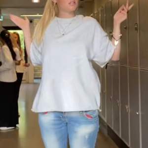 Säljer en grå oversized t-shirt. Passar bra till jeans🤩