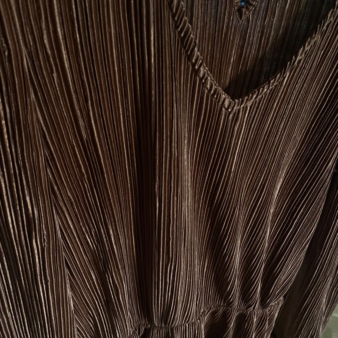 Brun plisserad klänning från Inside - 90