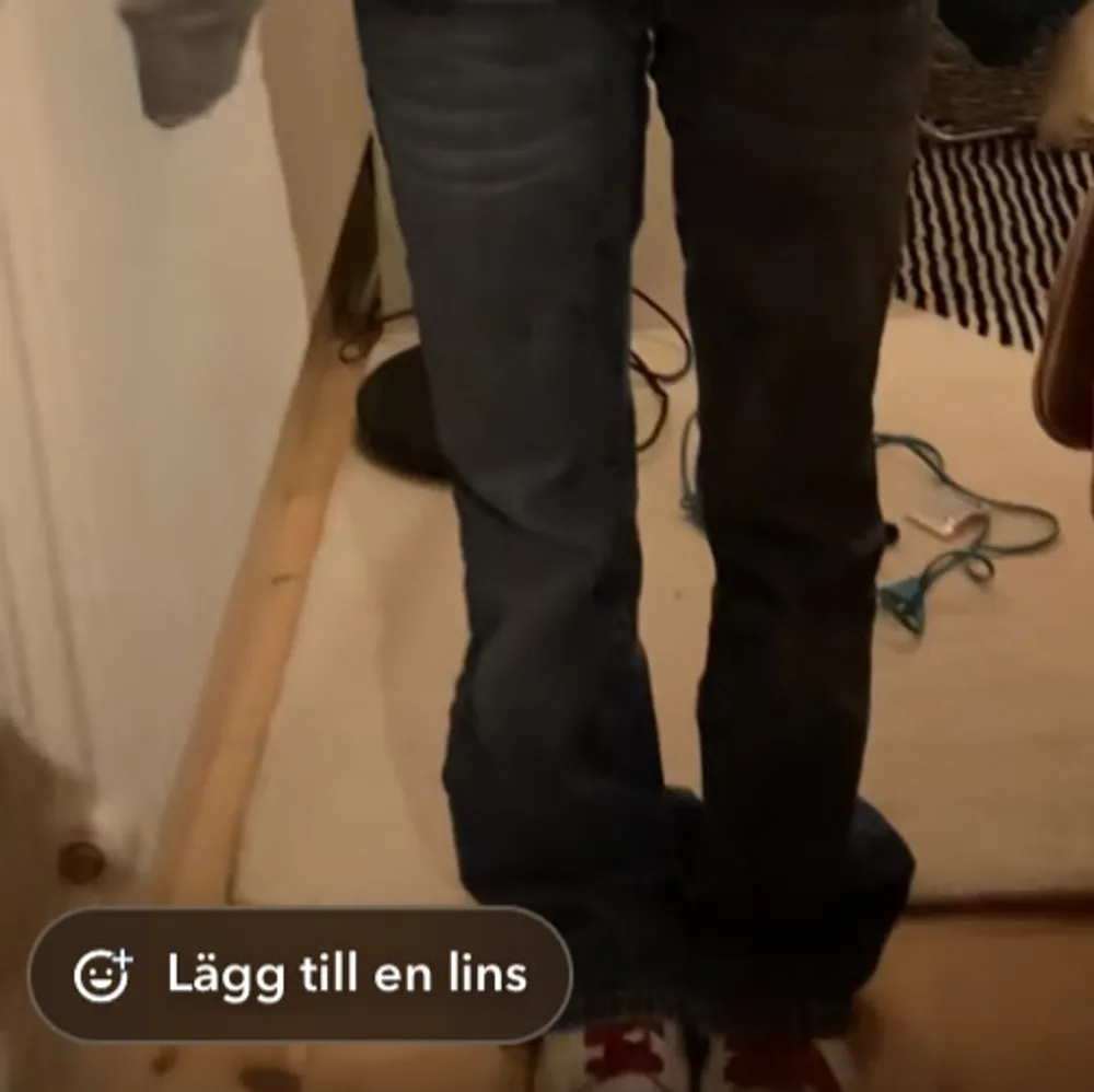 Säljer ett par snygga blå jeans som är lowwaist och utsvängda . Köpta för 1000 kr vintage.Midjemåttet är 33 tvärsöver. Skriv för fler bilder och frågor🥰 pris kan diskuteras. Jeans & Byxor.