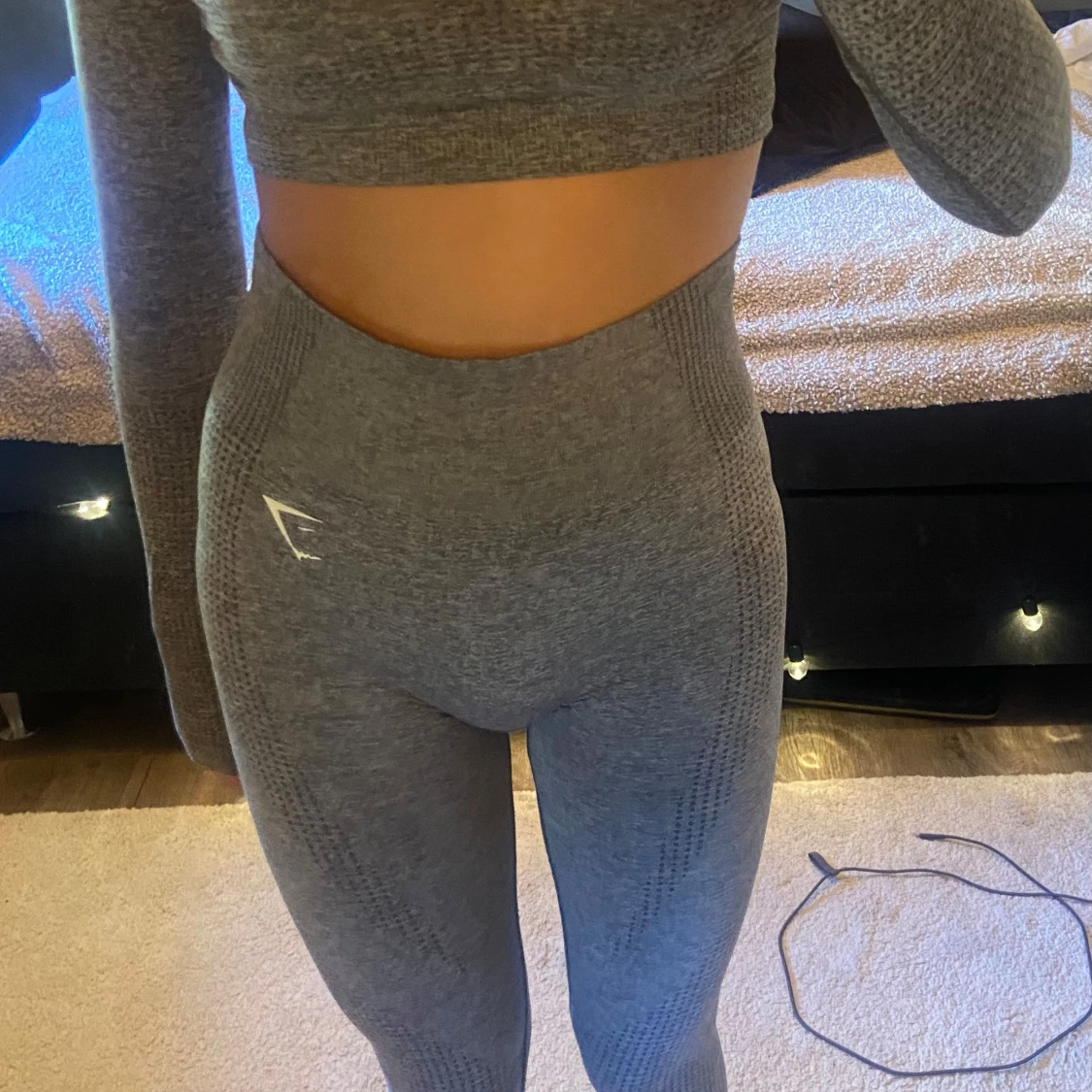 Grå croppad träningstopp och träningstights från gymshark  - 92