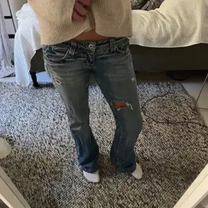 Säljer nu mina favvo jeans, lågmidjade & bootcut, andra bilden e lånad från tjejen ja köpte dom av på plick💗 jag på första bilden är 174 för referens och midjemåttet rätt över e ca 38💕passar mig som vanligtvis har stl 36, innerbenslönfd 81💕står inget märke i så vet inte märket!