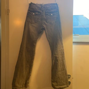 Grå jeans från Gina Tricot - Säljer ett par grå bootcut jeans från Gina Tricot i storlek 158. Med trendiga fickor. De har används runt 15 ggr och är i bra skick.