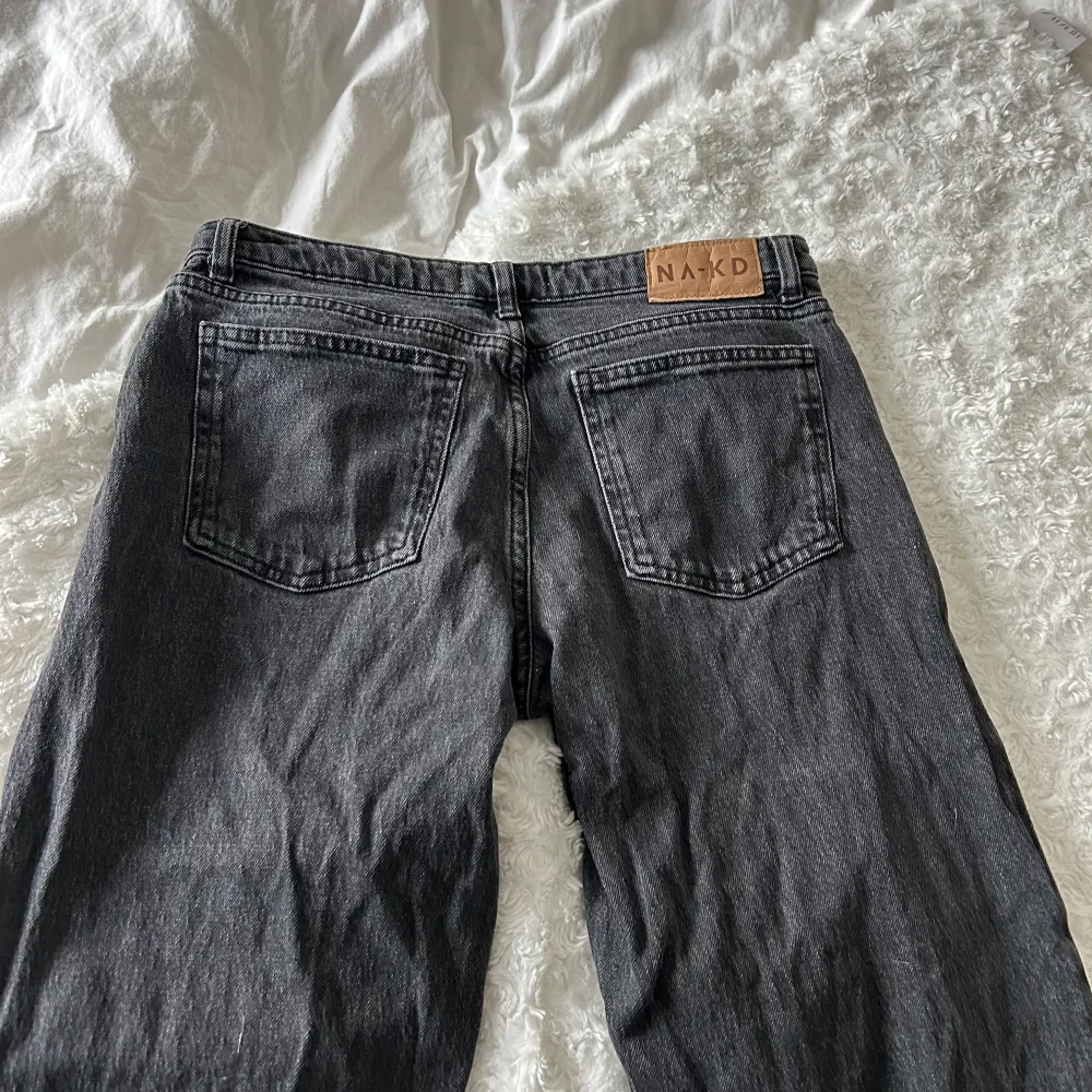 Säljer ett par svarta jeans från NA-KD, trasiga längst ner men går att klippa bort eller sy upp💕. Jeans & Byxor.