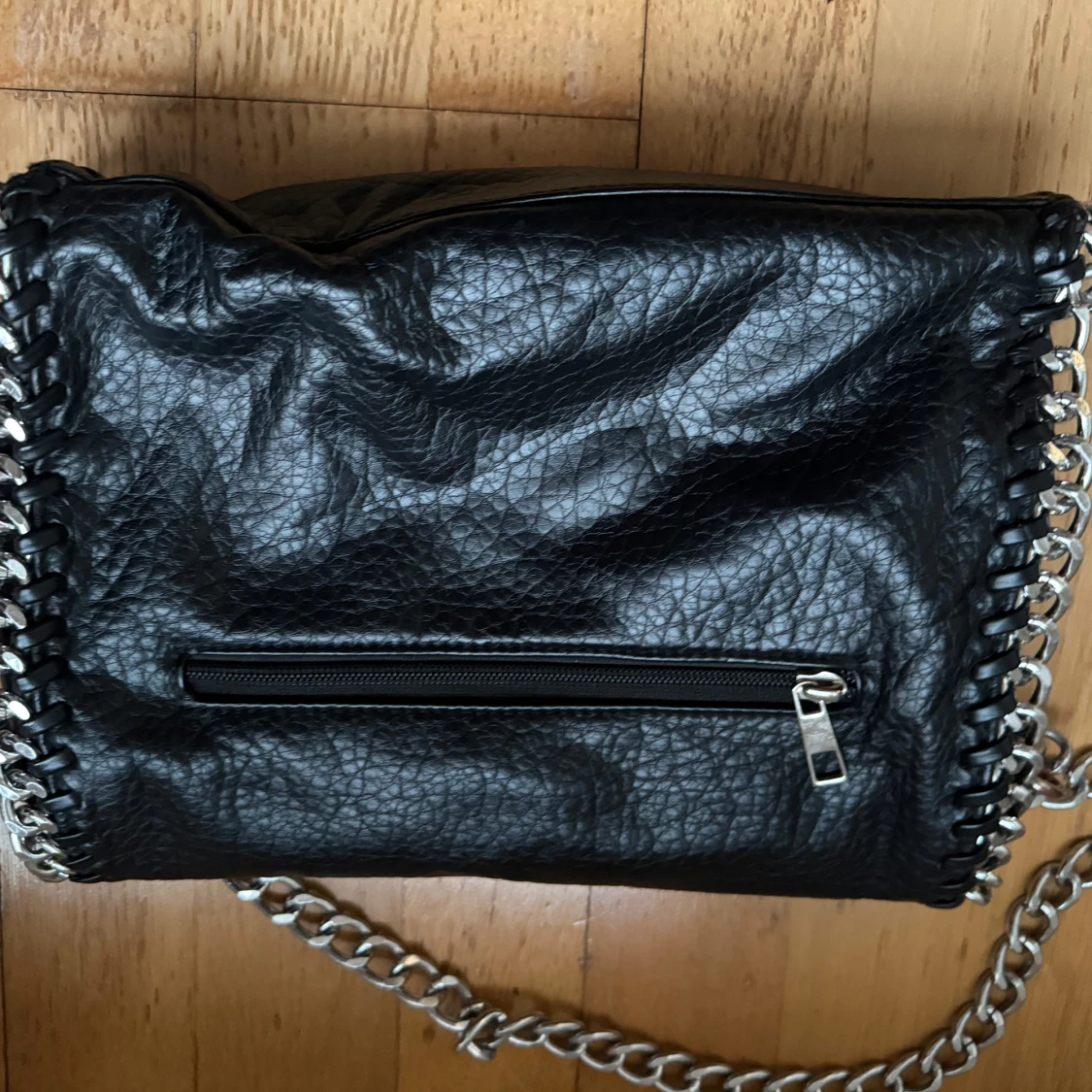 Svart axelväska med kedjedetaljer - 90