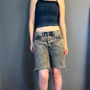 Grå jeansshorts med råa kanter - Bra skick, råa kanter och avklippta tags. Tvättad look. Midjemått ca 80 cm
