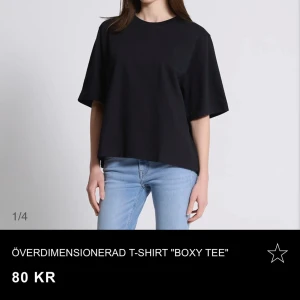 Svart oversized t-shirt från 157 - Säljer en svart oversized t-shirt från 157 i 100% bomull. Den har en boxig passform och korta ärmar, perfekt för en avslappnad stil. Passar till både jeans och kjol. Perfekt för vardagsbruk!