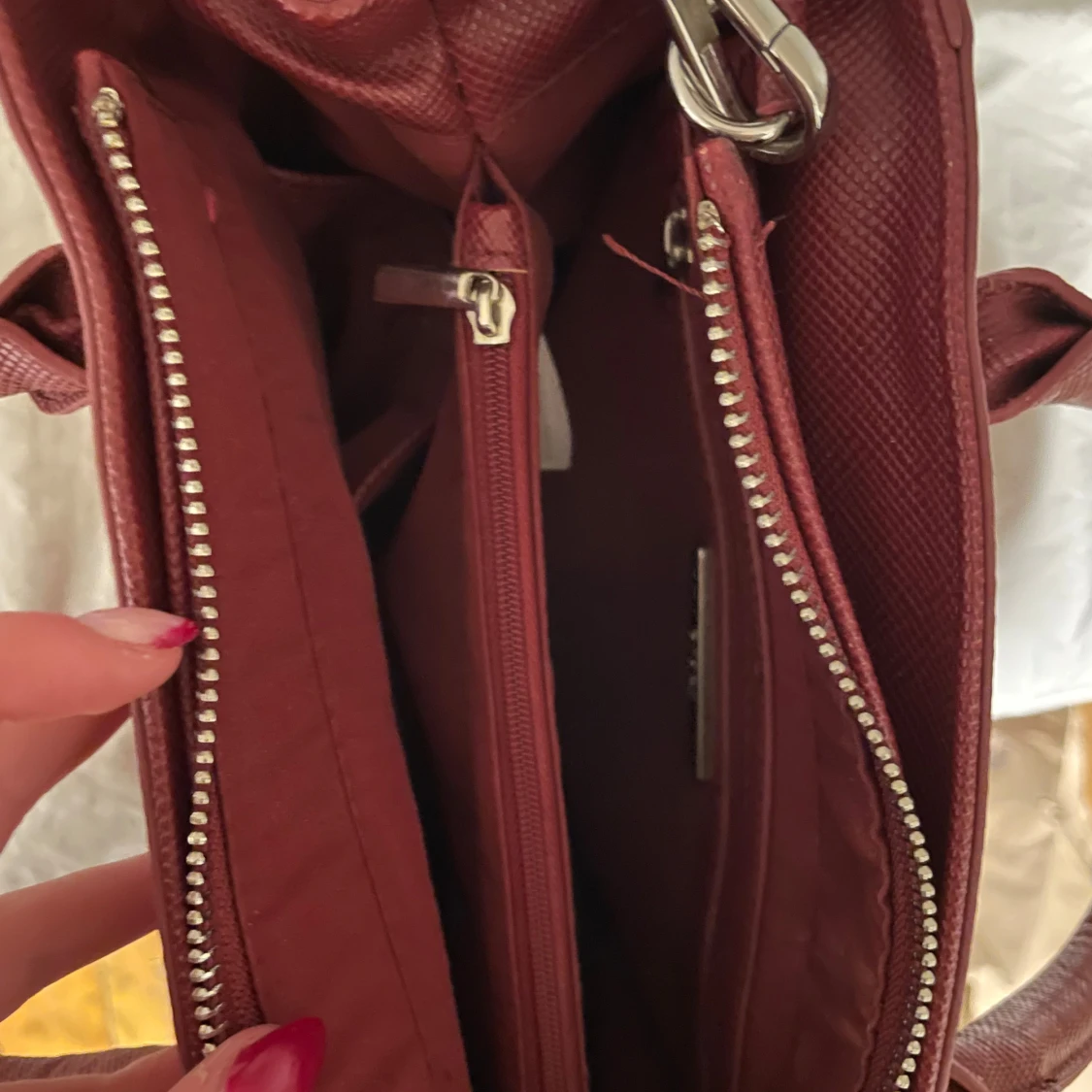 Vinröd väska med dragkedja - 2