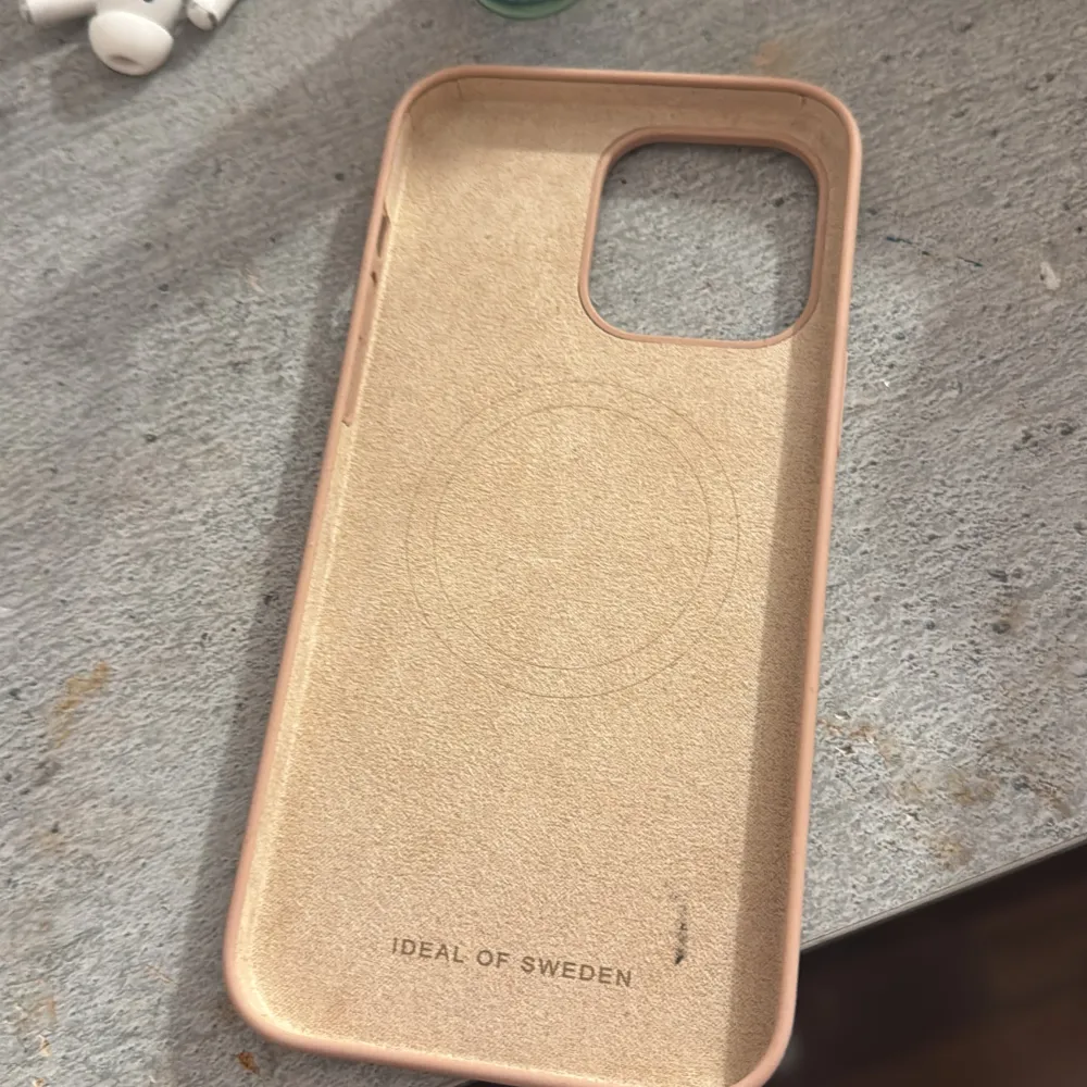 Säljer ett stilrent beige mobilskal från Ideal of Sweden. Skalet är i mycket bra skick och har en slät yta. Perfekt för att skydda din telefon med stil! 💫 iPhone 14 PRO Max . Väskor.