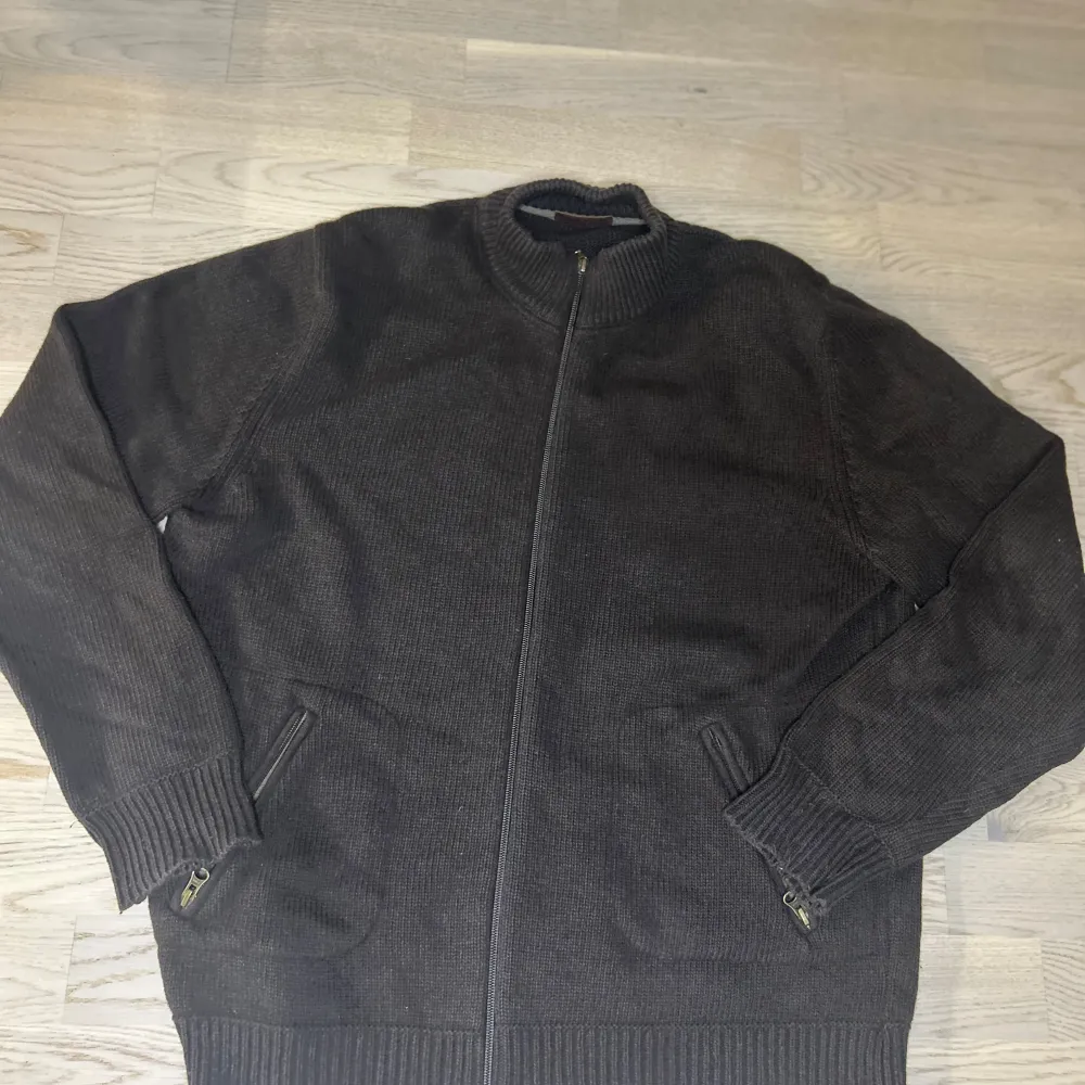 Tja säljer en Massimo dutti cardigan skick 8-10 passar 180-190 beroende på vikt, den är i ull vilket gör den varm för vintern, tar bud skriv vid mer frågor.. Stickat.