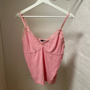 Rosa linne från Bik Bok - Superfint linne från Bik Bok. Säljer då det inte riktigt sitter som jag skulle vilja. Storlek L men skulle säga mer som S/M💕