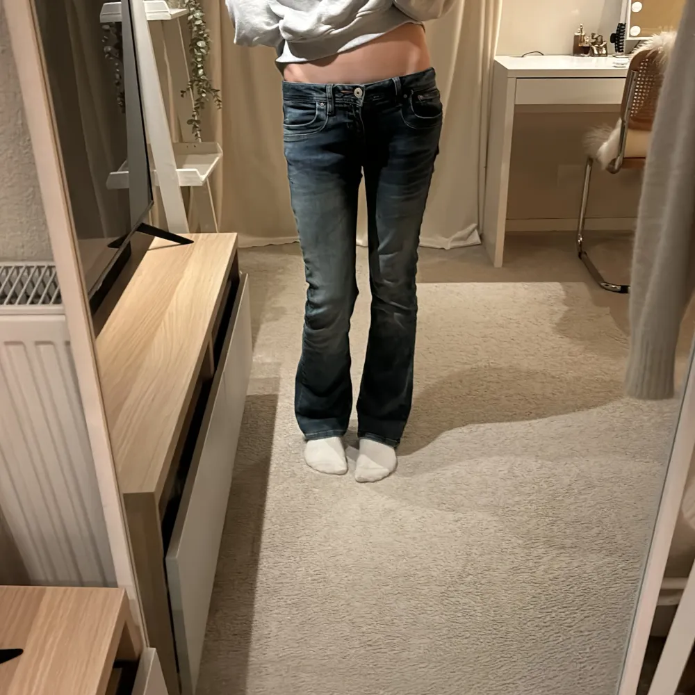 säljer dessa supersnygga jeans! köpta för 900 på zalando 🫶 midjemått: 35cm innerbenslängd: ca 75cm 💘. Jeans & Byxor.