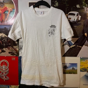 Vintage Tshirt - Säljer en vit t-shirt från Delta med tryck av Humpin Hash House Harriers. Den har ett coolt motiv på både fram- och baksidan, med text och illustrationer. Perfekt för casual dagar eller som en unik samlartröja. Tillverkad i USA och i bra skick! Dm vid frågor