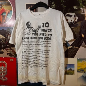 Vit t-shirt med Chuck Norris-tryck - Säljer en vit t-shirt med ett coolt tryck av Chuck Norris och texten '10 Things You Need to Know About Chuck Norris'. Perfekt för dig som gillar humor och action! T-shirten är i bra skick och har en normal passform. Perfekt för vardagsbruk eller som en rolig present.