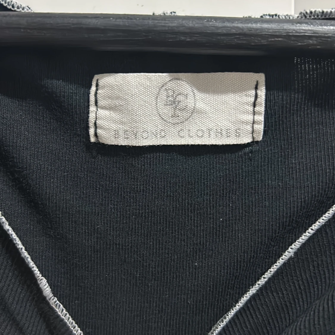 Svart topp med hjärtdetalj - 90