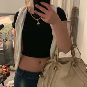 Topp från Brandy Melville💕 - Säljer en svart crop topp från Brandy Melville 💖Den är i mycket bra skick och as najs ♥️passar xxs/xs 🥰