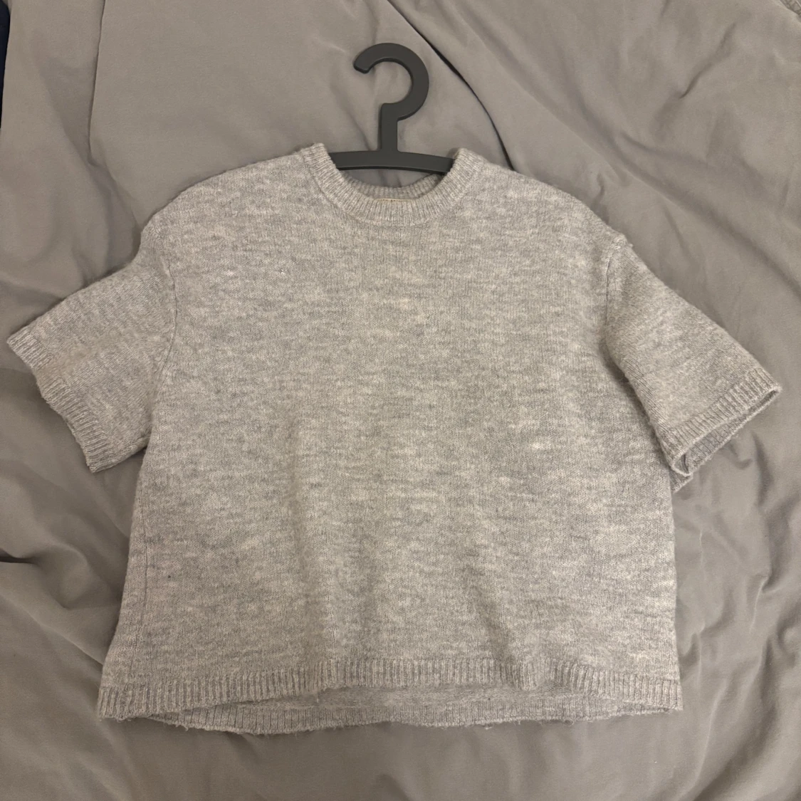 Grå stickad T-shirt - 91