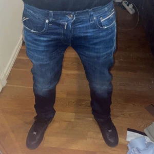 Replay jeans  - De är i perfekt skicka helt oanvänd Original pris är 1499 men jag säljer för 599 används inte storlek 28 så mellan medium och small funkar för båda 
