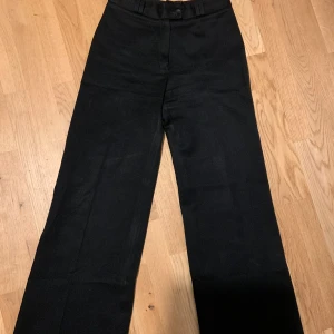 Svarta byxor från Topshop - Svarta byxor från Topshop i storlek 38, Passar st34-36