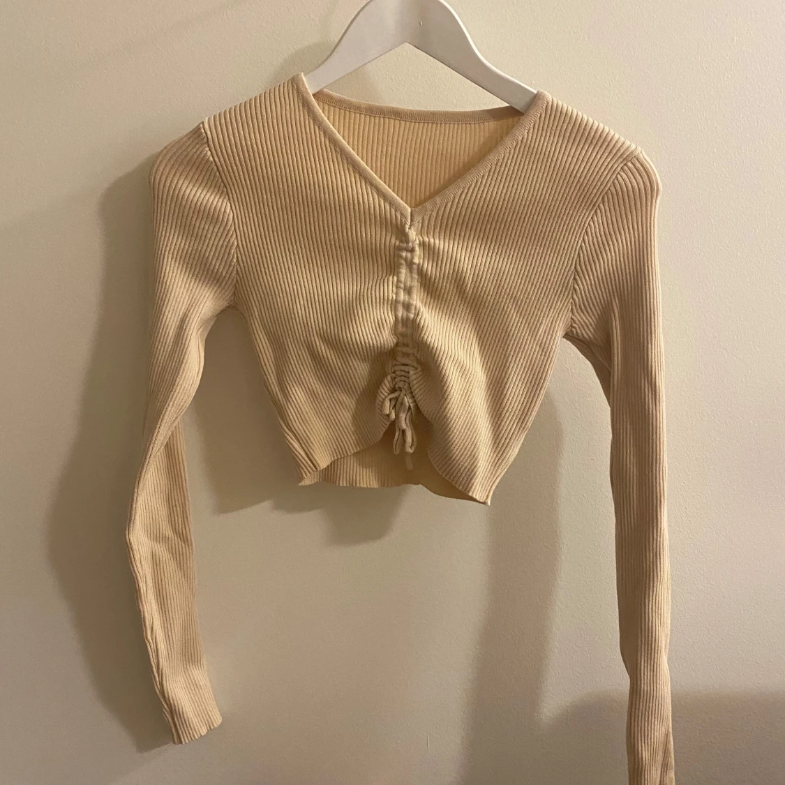 Beige ribbad topp