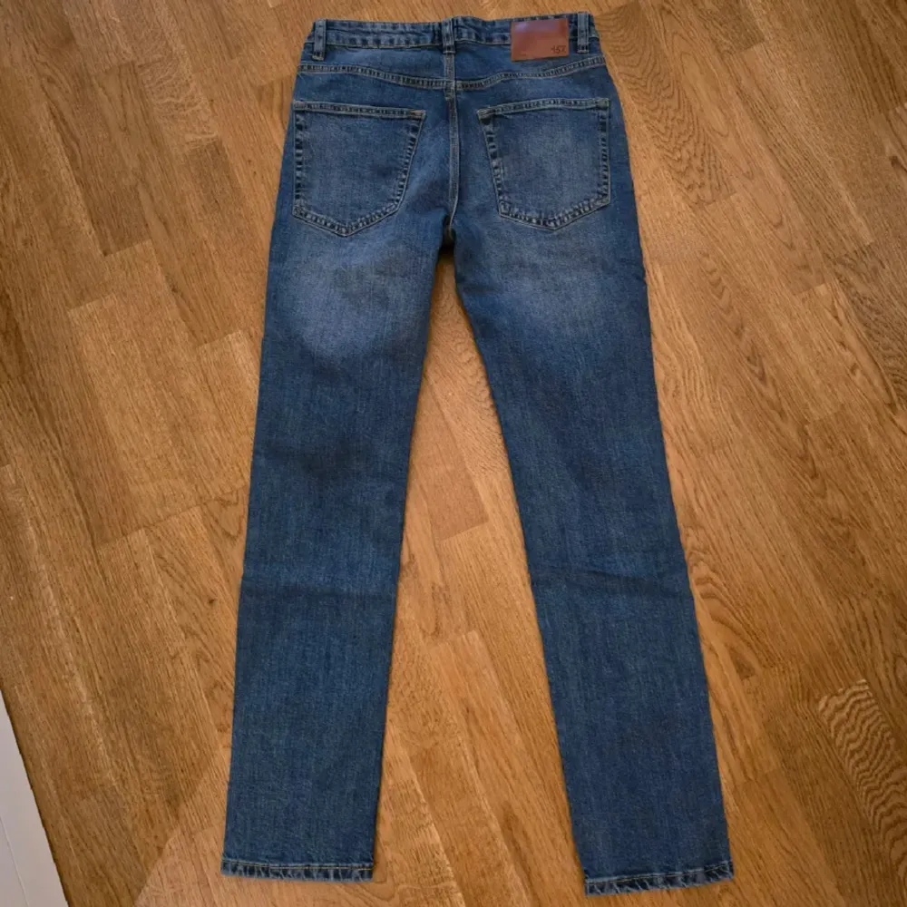 Säljer ett par klassiska blå jeans från Levi's i storlek 30/32. De har en straight passform och är i mycket bra skick. Perfekta för både vardag och fest! Jeansmaterialet är slitstarkt och bekvämt, med en snygg tvätt som ger en cool look. Passar till alla säsonger och stilar. Om man vill diskutera om priset eller mer bilder är det bara att skriva😁. Jeans & Byxor.