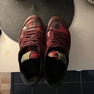 Valentino rockrunners - Storlek 43 men passar även som 44, skick 8/10 men inga defekter som märks. Skriv vid funderingar!