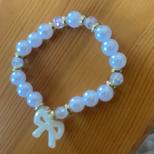 Bowie🎀 - Säljer ett supergulligt armband ”bowie” Armbandet har en söt rosett som hänge och små guldfärgade mellanpärlor. Perfekt för att piffa upp vilken outfit som helst! 💫50kr