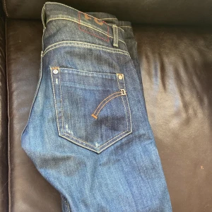 Dondups - Säljer mina mörkblåa dondups. Inga tecken på användning 10/10 skick. Hör av dig vid minsta fundering