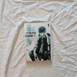 Tokyo Ghoul Volym 1 - Säljer första volymen av Tokyo Ghoul av Sui Ishida. Boken är i bra skick och har en cool omslagsdesign med en mystisk karaktär i svart och vitt. Perfekt för dig som gillar spännande och mörka berättelser om ghouls och människor. En måste-ha för mangaälskare! 📚