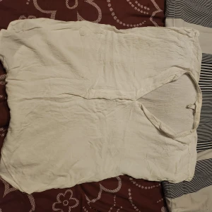 Tröja - Vit tröja . Fin med nåt linne under. Medium