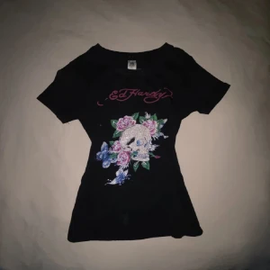 Ed Hardy t-shirt - Köpt på Plick men inte använt! Står storlek M men passar som S-Xs. Jätte fin!!! Saknar nåra glitter stenar men syns inte alls🩷