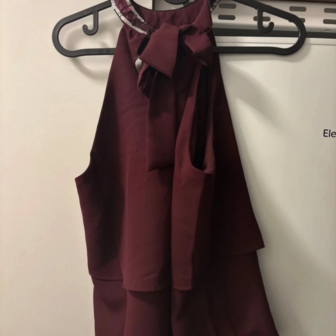 Vinröd klänning med paljettdetaljer - 90