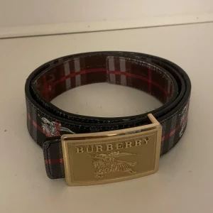 Burberry bälte  - Tjenare säljer nu detta Bälte för att jag inte använder det så mycket men det är i ett använt skick men ser fortfarande bra ut bara ett minus liten spricka vid ett hål i sluttet av bältet men annars bara bra 