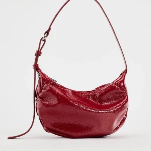 Röd väska Zara - Röd handväska från Zara. Knappt använd, i fint skick! 