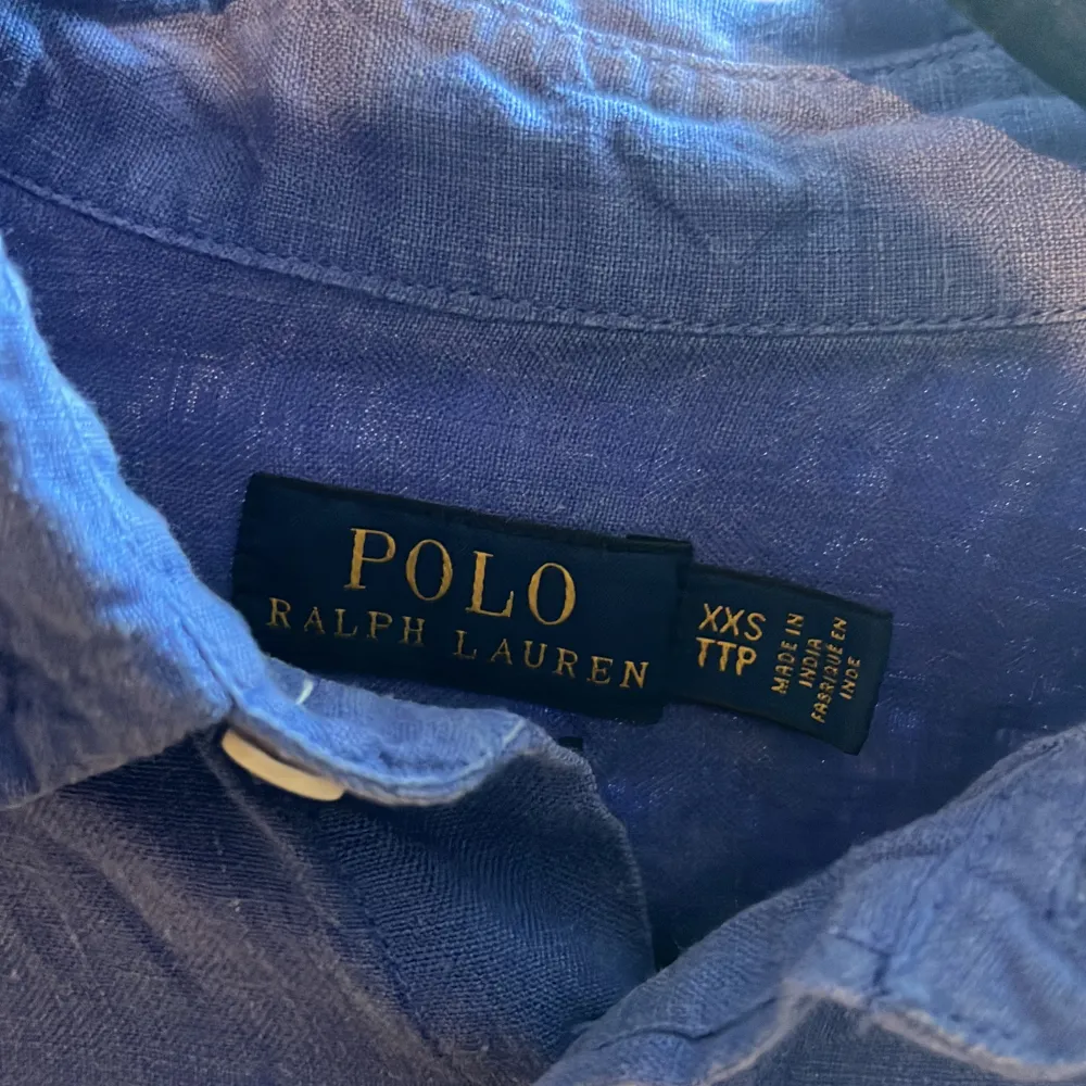 Säljer nu denna Ralph lauren linneskjortan. Den är relaxed fit, storlek xxs men passar xs bättre. Personen på bilden är 162cm lång för referens. Nypris är runt 1000kr. Inga hål, fläckar eller defekter. Pris kan diskuteras vid snabbköp.. Skjortor.