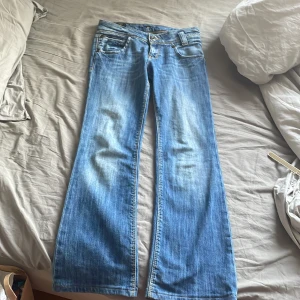 Blå jeans från Lee - Säljer ett par snygga blå jeans från Lee i myclet bra skick. Jag säljer dem eftersom de ej passar. Lågmidjade!💞midja 36cm och de passar nån mellan 160-165!