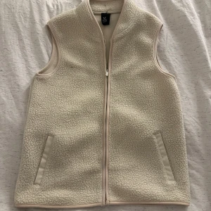 Beige fleeceväst från SOC - Mysig beige fleeceväst från SOC i storlek 158-164.Västen är i mycket bra skick och passar perfekt för höst- och vårsäsongen. Perfekt att matcha med andra plagg💕