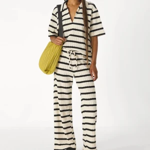 Randiga stickade byxor - Jättefint set från Gina. Inköpt i somras men tyvärr lite litet för mig. Använd 1 gång. Båda delarna är i strl S 