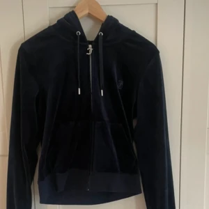 Mörkblå hoodie från Juicy Couture - Säljer en supermjuk och snygg mörkblå hoodie från Juicy Couture.  Tröjan är i bra skick och bara använd en gång. Normal i storleken. Köpt för 800kr🫶🏻