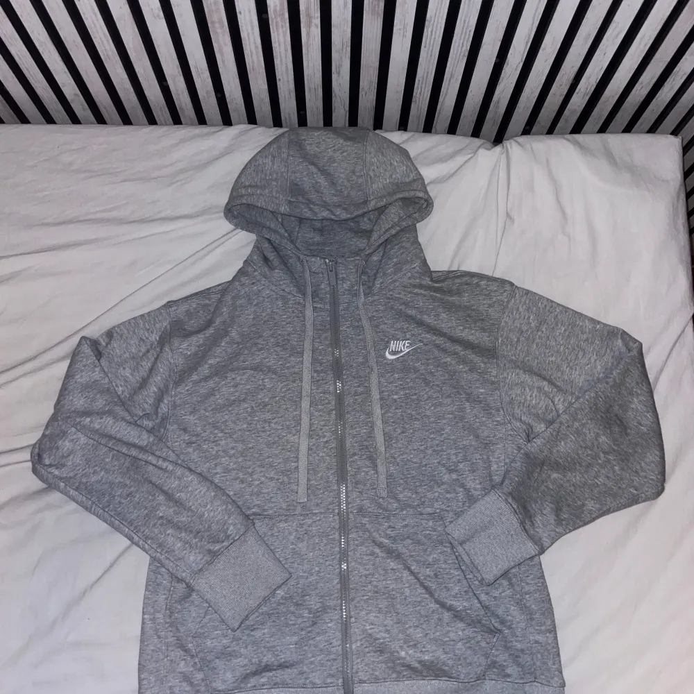 Säljer en nike tröja i grå. Tröjan är i storlek Medium. Den är knappt använd fast ena snöret har jag sytt lite vid änden fast syns knappt. Priset kan diskuteras.. Hoodies.