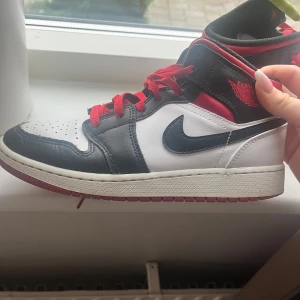 Nike Air Jordan i svart, vitt och rött - Säljer ett par Nike Air Jordan i klassiska färger: svart, vitt och rött. Skorna är köpt på fotlocker för runt 1500kr. De är i mycket bra skick och redo för en ny ägare! Skriv för funderingar eller fler bilder.