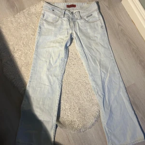 Ljusblå lågmidjade bootcut jeans från Levis  - Super fina Levis Jeans med låg midja. Står ingen storlek men dem jag köpte det av sa att det var xs.Säljer pågrund av att dem är för små för mig (får inte på mig dem)