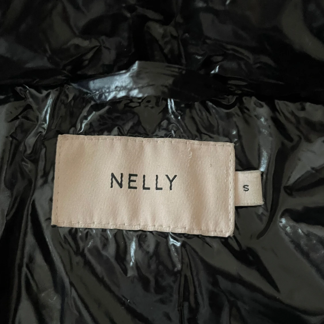 Svart glansig pufferjacka från Nelly - 91