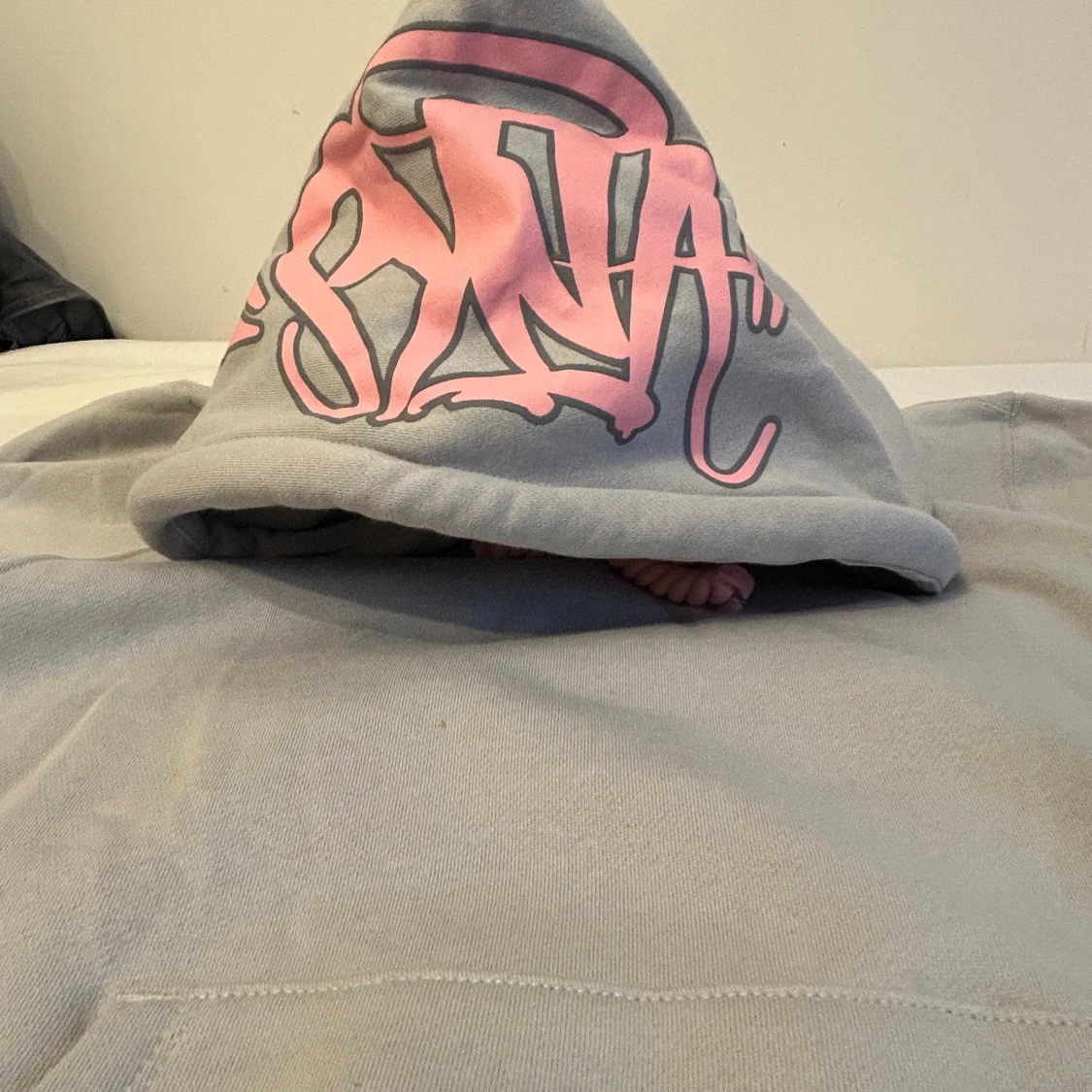 Grå hoodie med rosa tryck - 90