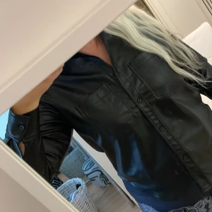 Läder skjorta  - Skjorta i läderimitation. Nyskick oanvänd.