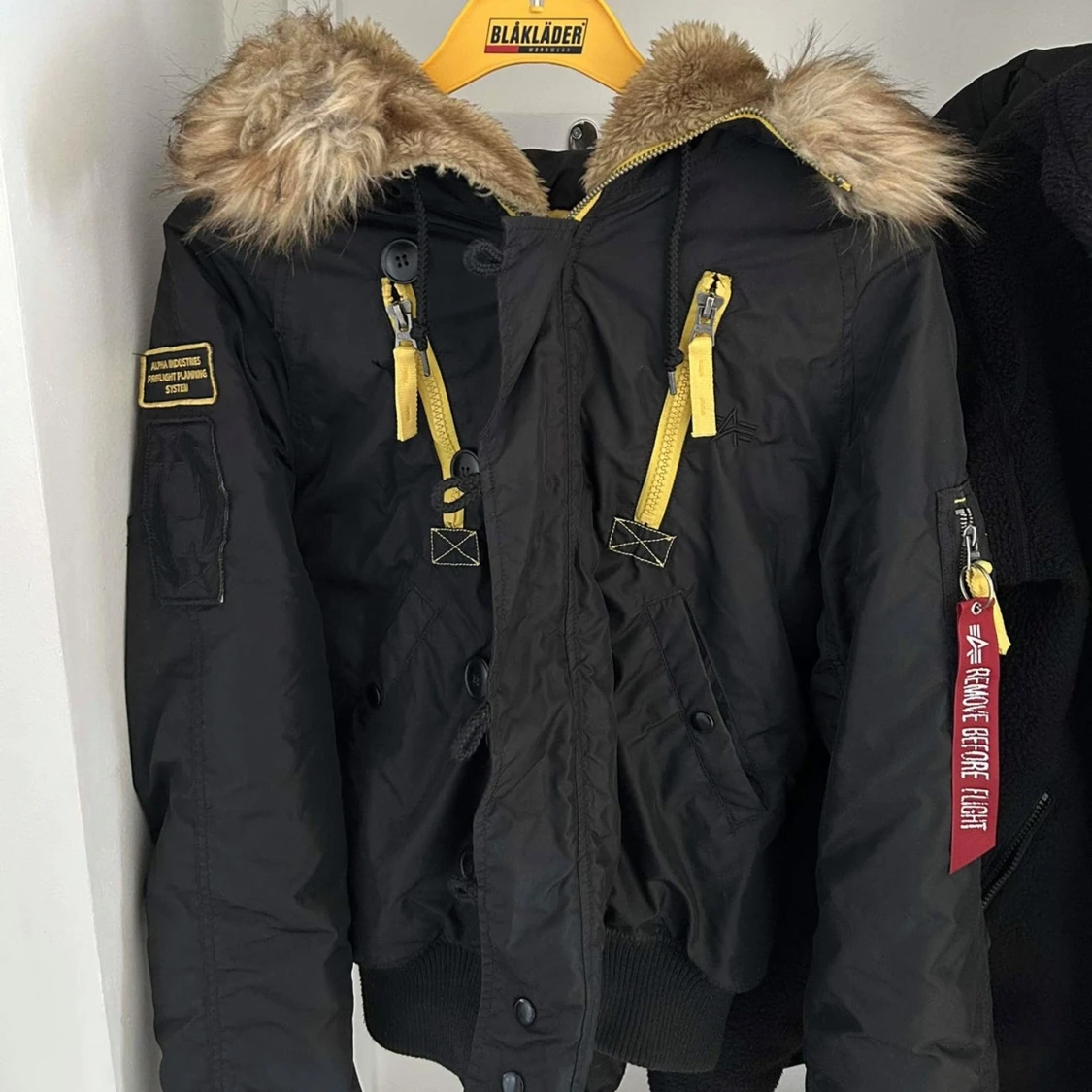 Svart jacka med päls från Alpha Industries