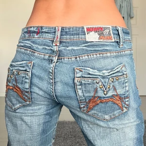 Jeans - Midjemått: 40cm rakt över, innerbenslängd: 80cm 💕