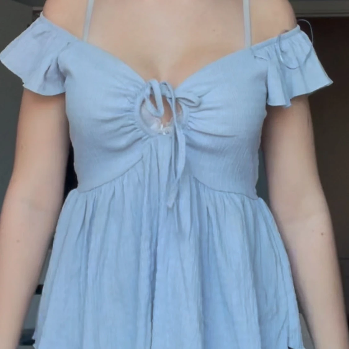 Ljusblå blus med volangdetaljer - 90