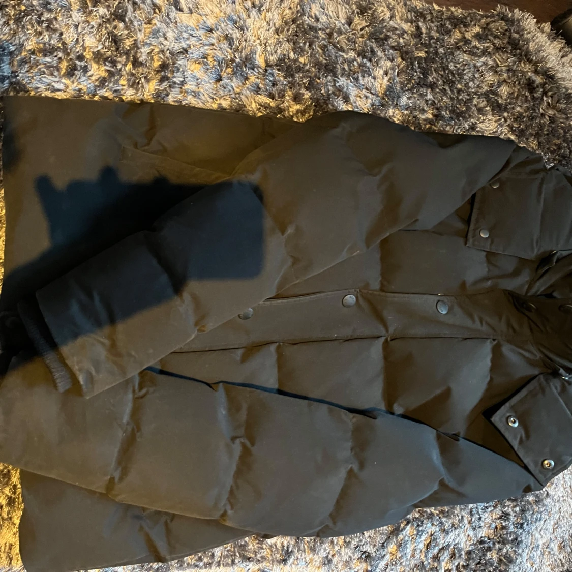 Svart pufferjacka med huva - 90