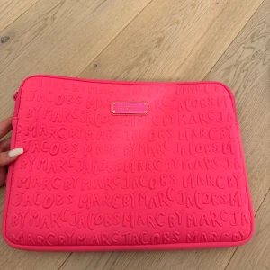 Marc Jacobs  - Marc Jacobs fodral i jätte fint skick fick också i present och aldrig använt typ. 25•35cm❤️❤️